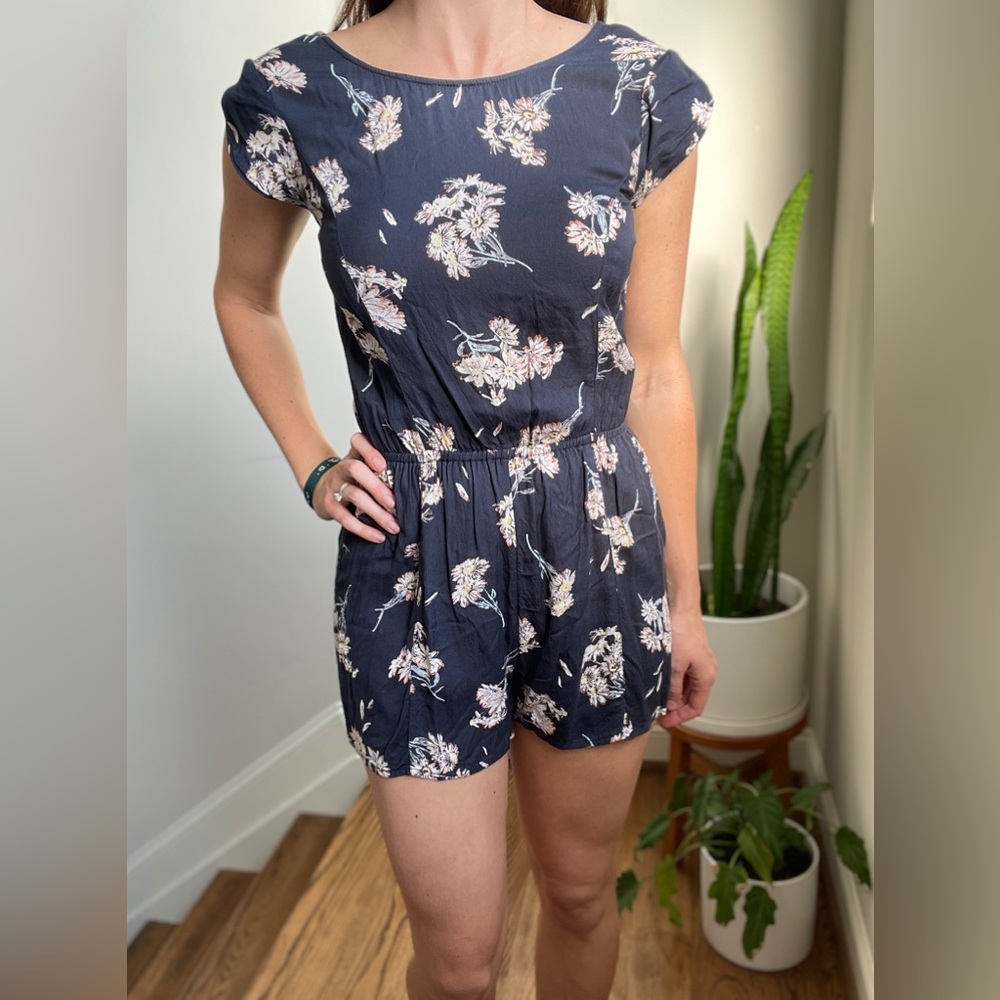 Romper with criss-cross strap back design - Picture 1 of 5